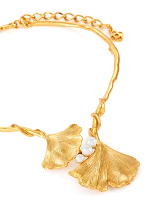 细节 - 点击放大 - OSCAR DE LA RENTA - 人造珍珠点缀银杏造型镀金金属吊坠项链