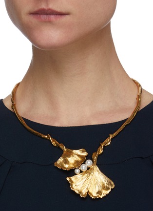 模特儿示范图 - 点击放大 - OSCAR DE LA RENTA - 人造珍珠点缀银杏造型镀金金属吊坠项链