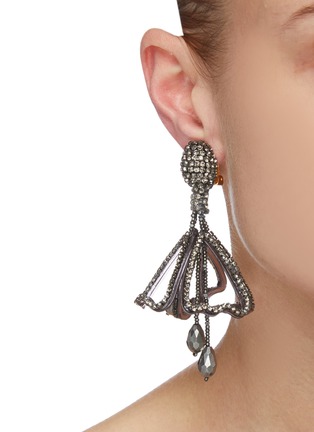 模特儿示范图 - 点击放大 - OSCAR DE LA RENTA - 小号仿水晶串珠凤仙花造型吊坠金属夹耳耳环