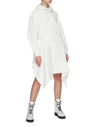 模特示范图 - 点击放大 - ANGEL CHEN - 不规则裙摆纯棉连帽卫衣式连衣裙