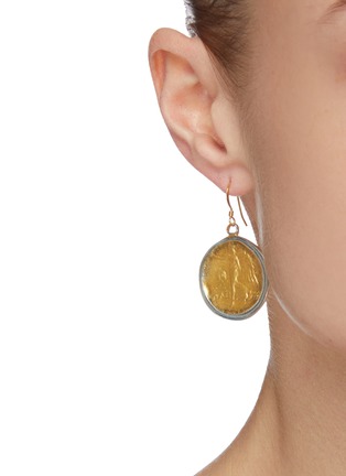 模特儿示范图 - 点击放大 - KENNETH JAY LANE - 天使硬币造型镀金金属吊坠耳环