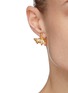 模特儿示范图 - 点击放大 - KENNETH JAY LANE - 珠饰点缀几何造型镀金金属耳环