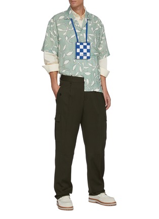 模特儿示范图 - 点击放大 - JACQUEMUS - La chemise Jean拼色树叶图案短袖衬衫
