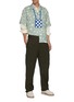 模特儿示范图 - 点击放大 - JACQUEMUS - La chemise Jean拼色树叶图案短袖衬衫