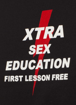 EXTRA SEX EDUCATION拼色英文字闪电图案纯棉T恤展示图