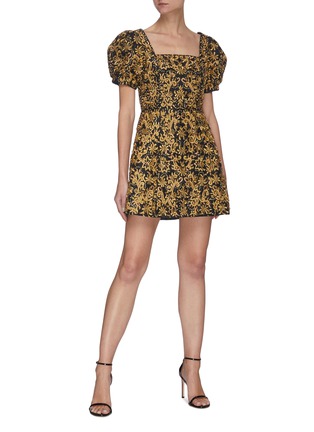 模特儿示范图 - 点击放大 - ALICE + OLIVIA - KRISTIAN腰带系带复古图案金属丝线褶裥混丝连衣裙