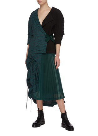 模特儿示范图 - 点击放大 - TOGA ARCHIVES - 滑扣抽绳拼色斑马纹百褶不规则半裙