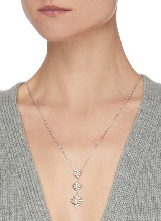 模特儿示范图 - 点击放大 - INSANE - LISTEN施华洛世奇珍珠几何造型纯银项链