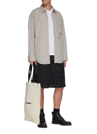 模特儿示范图 - 点击放大 - JIL SANDER - 松紧裤腰拼色车缝线短裤