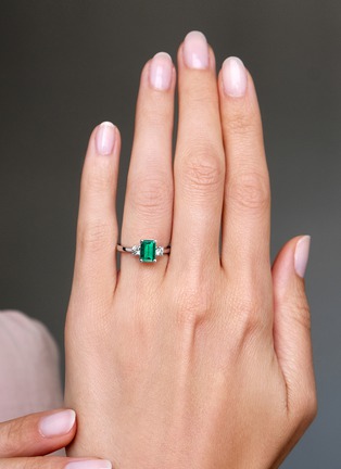 细节 - 点击放大 - GENTLE DIAMONDS - JULIET培育祖母绿及钻石18k白金戒指
