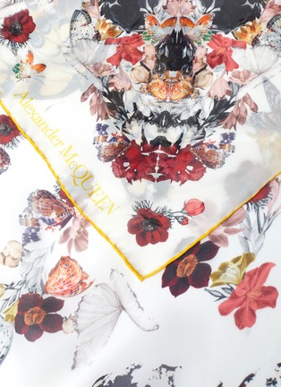 细节 - 点击放大 - ALEXANDER MCQUEEN - 蝴蝶花卉骷髅头图案真丝围巾