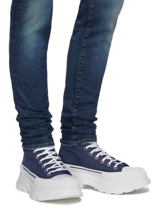 模特儿示范图 - 点击放大 - ALEXANDER MCQUEEN - TREAD SLICK高筒牛仔厚底运动鞋