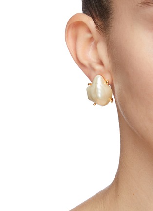 模特儿示范图 - 点击放大 - KENNETH JAY LANE - 人造珍珠点缀夹耳耳环