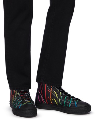 模特儿示范图 - 点击放大 - VALENTINO GARAVANI - GIGGIES拼色VLTN高筒运动鞋