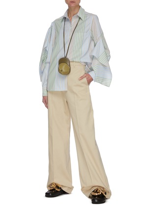 模特儿示范图 - 点击放大 - JW ANDERSON - 垂坠搭叠布饰切割衣袖拼色条纹纯棉衬衫