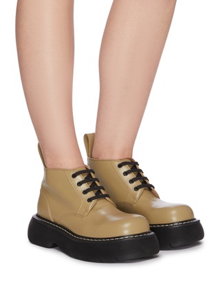 模特儿示范图 - 点击放大 - BOTTEGA VENETA - 拼色厚底真皮短靴