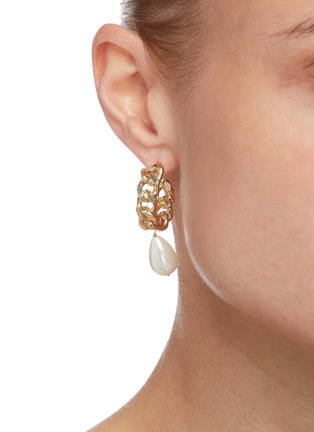 模特儿示范图 - 点击放大 - ROSANTICA - Comedy小号人造珍珠点缀链条圆环造型黄铜开口耳环