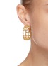 模特儿示范图 - 点击放大 - ROSANTICA - DOLCE VITA仿水晶点缀镂空圆环造型黄铜开口耳环