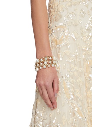 模特儿示范图 - 点击放大 - ROSANTICA - COMEDY人造珍珠多层链条黄铜手链