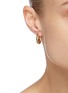 模特儿示范图 - 点击放大 - JOANNA LAURA CONSTANTINE - 人造珍珠点缀几何造型镀金金属耳环