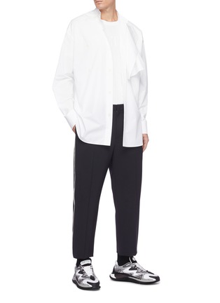 模特儿示范图 - 点击放大 - VALENTINO GARAVANI - 搭叠布饰oversize纯棉衬衫