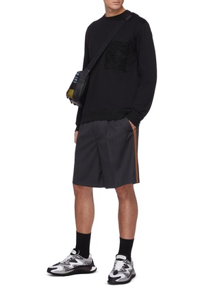 模特儿示范图 - 点击放大 - VALENTINO GARAVANI - 品牌名称镂空拼贴口袋混棉卫衣
