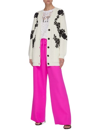 模特儿示范图 - 点击放大 - VALENTINO GARAVANI - 拼色花卉蕾丝针织开衫