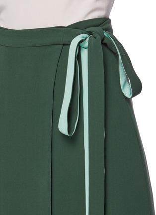 细节 - 点击放大 - VALENTINO GARAVANI - 仿包裹式拼色系带真丝半裙