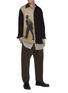 模特儿示范图 - 点击放大 - ZIGGY CHEN - 人物背影图案拼色条纹亚麻衬衫