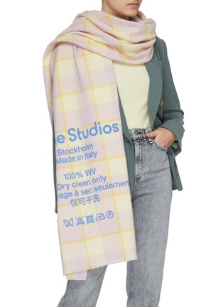 模特儿示范图 - 点击放大 - ACNE STUDIOS - LOGO及资讯印花格纹羊毛围巾