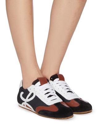 模特儿示范图 - 点击放大 - LOEWE - Embossed anagram lace-up sneakers