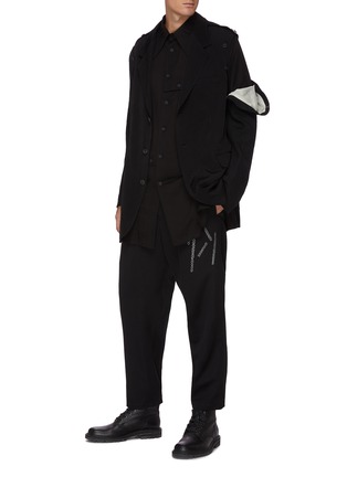 模特儿示范图 - 点击放大 - YOHJI YAMAMOTO - 钮扣衬衫