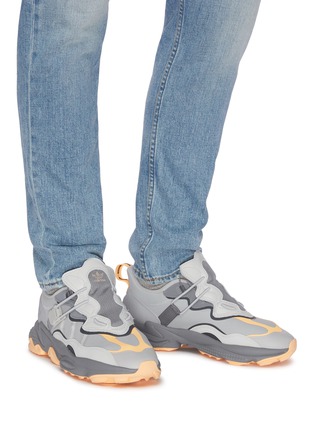 模特儿示范图 - 点击放大 - ADIDAS - OZWEEGO FLIPSHIELD拼接设计搭扣厚底运动鞋