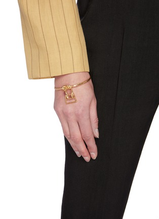 模特儿示范图 - 点击放大 - JACQUEMUS - Le Bracelet Chiquita包包造型缀饰黄铜手镯