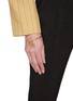 模特儿示范图 - 点击放大 - JACQUEMUS - Le Bracelet Chiquita包包造型缀饰黄铜手镯