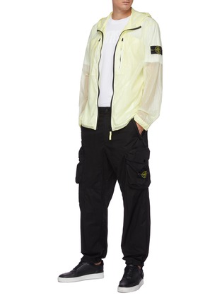 模特儿示范图 - 点击放大 - STONE ISLAND - 可收纳式透视连帽防风衣
