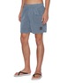 模特儿示范图 - 点击放大 - STONE ISLAND - logo金属感游泳短裤