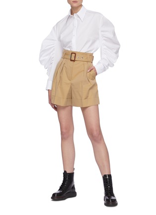 模特儿示范图 - 点击放大 - ALEXANDER MCQUEEN - 腰带褶裥纯棉短裤