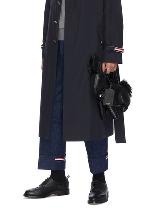 模特儿示范图 - 点击放大 - THOM BROWNE - 兔子造型荔枝纹真皮手提包及针织开衫套装