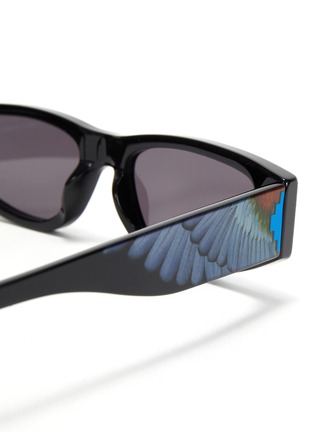 x Marcelo Burlon Sobrerano翅膀图案几何造型板材太阳眼镜展示图