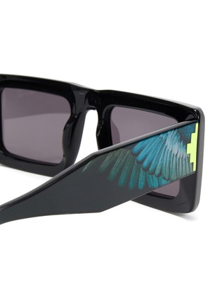 x Marcelo Burlon Sobrerano翅膀图案板材方框太阳眼镜展示图