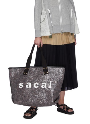  - SACAI - 大号品牌名称皱感PVC托特包
