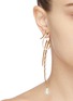 模特儿示范图 - 点击放大 - MISHO - 珐琅及珍珠点缀几何造型金属不对称耳环