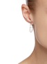 模特儿示范图 - 点击放大 - PERSÉE PARIS - Encerclez-Moi钻石点缀18k白金开口圆环造型单只耳环