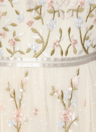 PETUNIA褶裥星星花卉刺网纱吊带礼服裙展示图