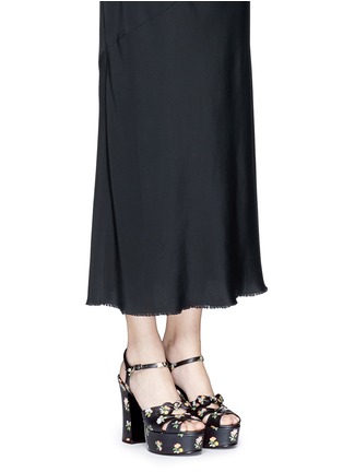 模特示范图 - 点击放大 - SAINT LAURENT - 花卉印花真皮高跟凉鞋