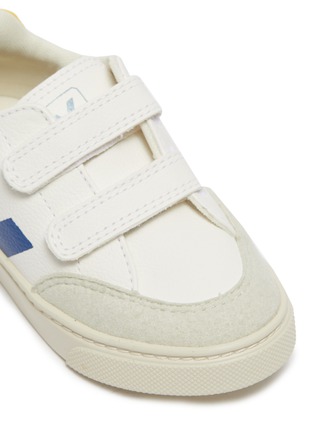 细节 - 点击放大 - VEJA - V-12幼儿款V字拼贴真皮运动鞋