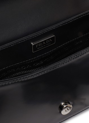 细节 - 点击放大 - PRADA - logo拼贴真皮斜挎包