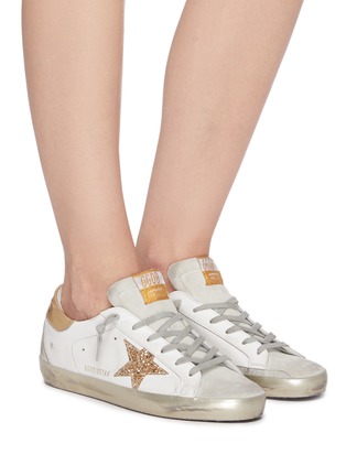 模特儿示范图 - 点击放大 - GOLDEN GOOSE - SUPER-STAR拼接设计闪粉五角星做旧感真皮运动鞋