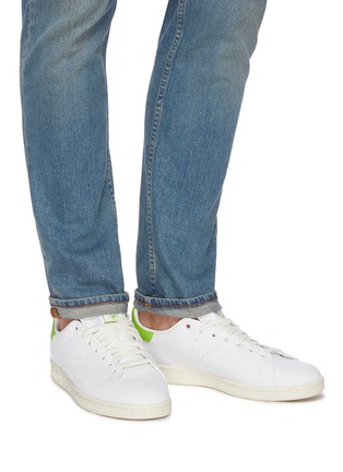 模特儿示范图 - 点击放大 - ADIDAS - X DISNEY STAN SMITH拼色真皮运动鞋